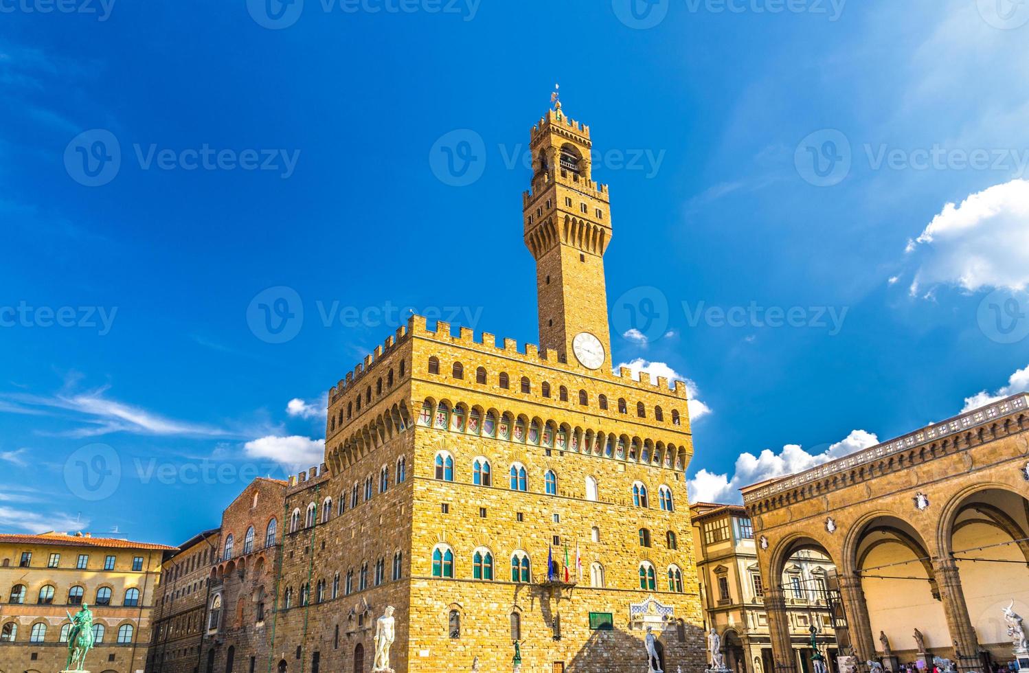 palazzo vecchio palazzo con campanile con orologio e loggia dei lanzi su piazza della signoria foto