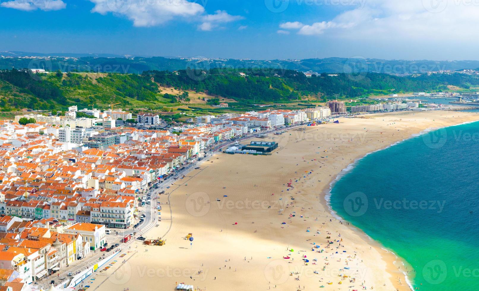 vista panoramica aerea della città di nazare, costa dell'Oceano Atlantico, Portogallo foto