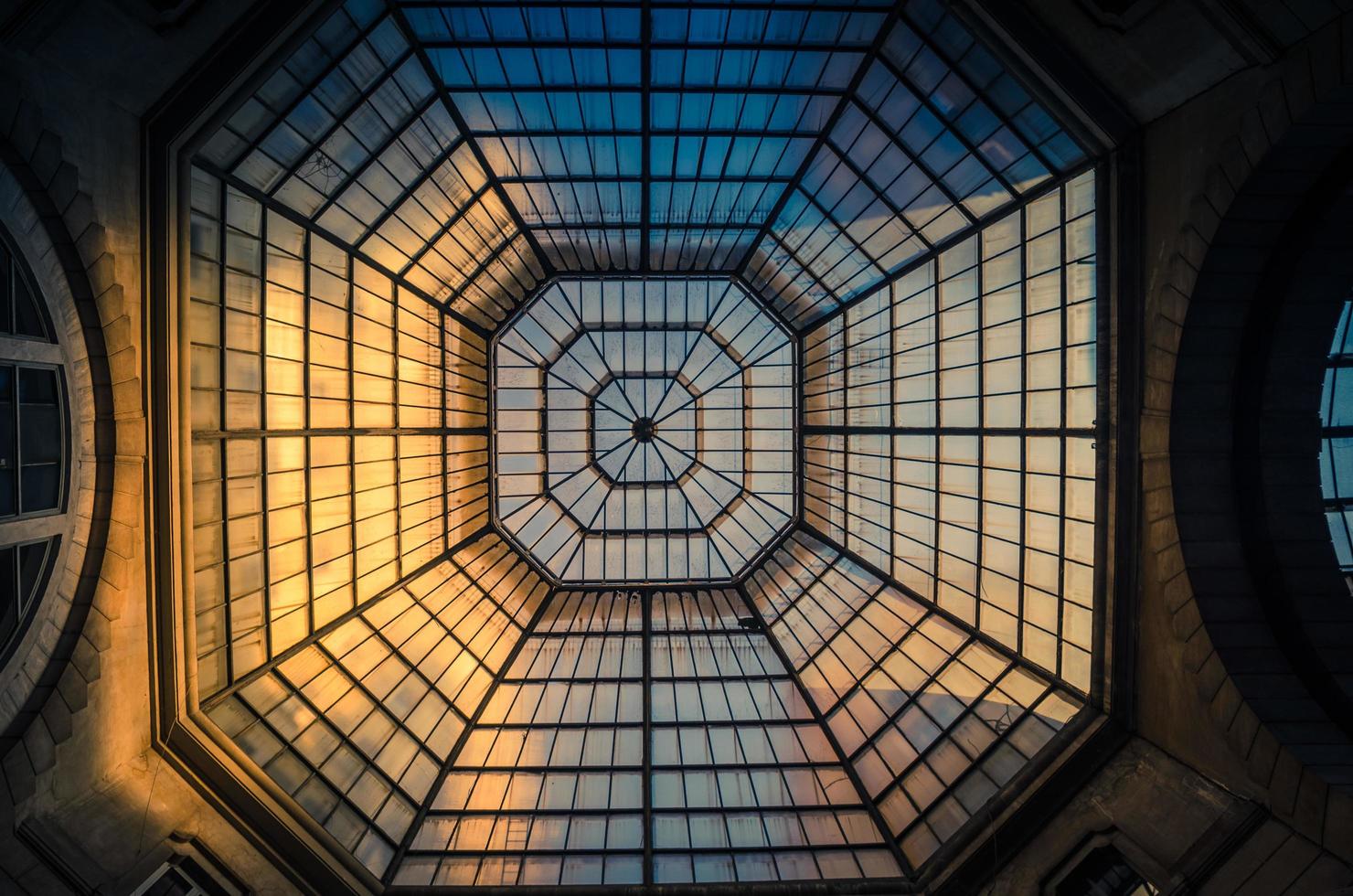 tetto a soffitto con motivi in vetro e ferro di un'enorme cupola vista dal basso foto