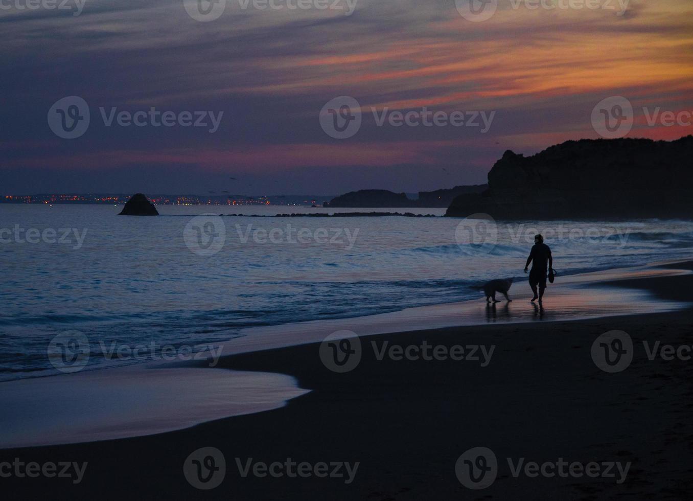 portogallo, algarve, le migliori spiagge di portimao, praia da rocha, lilla dorato tramonto sulle onde dell'oceano atlantico foto