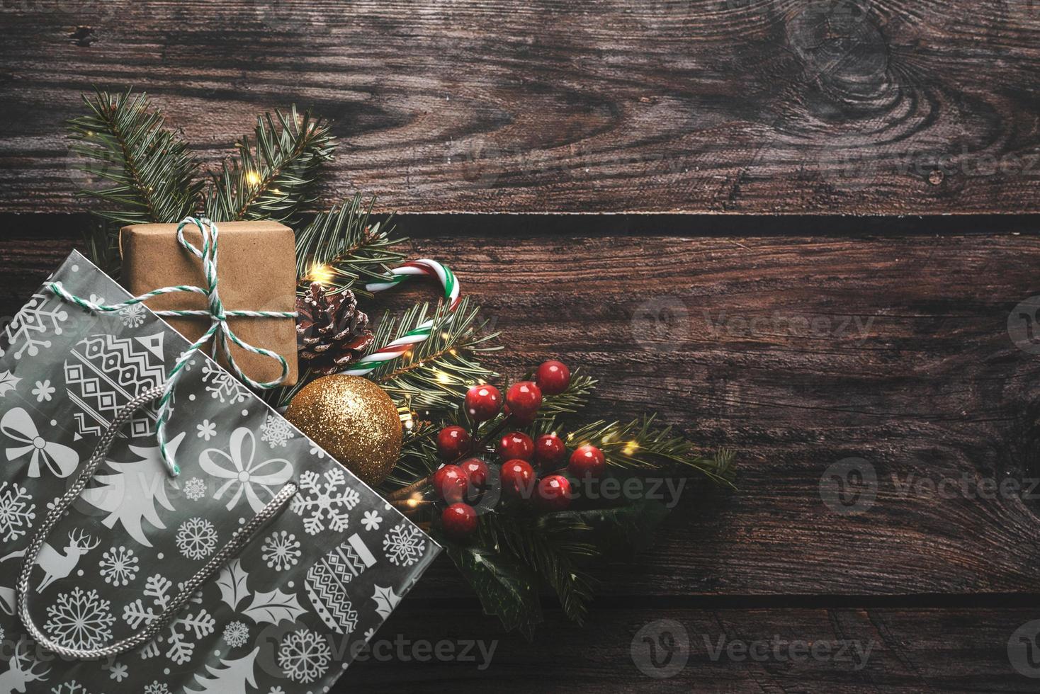 concetto di natale background.christmas borsa con rami di albero di natale  e ornamento di natale 6108226 Stock Photo su Vecteezy