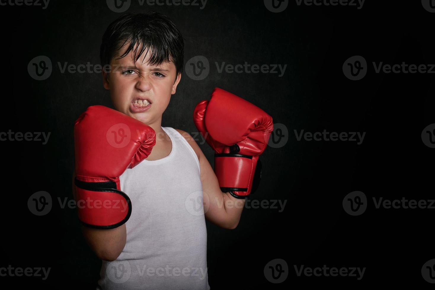 ragazzino con i guantoni da boxe foto