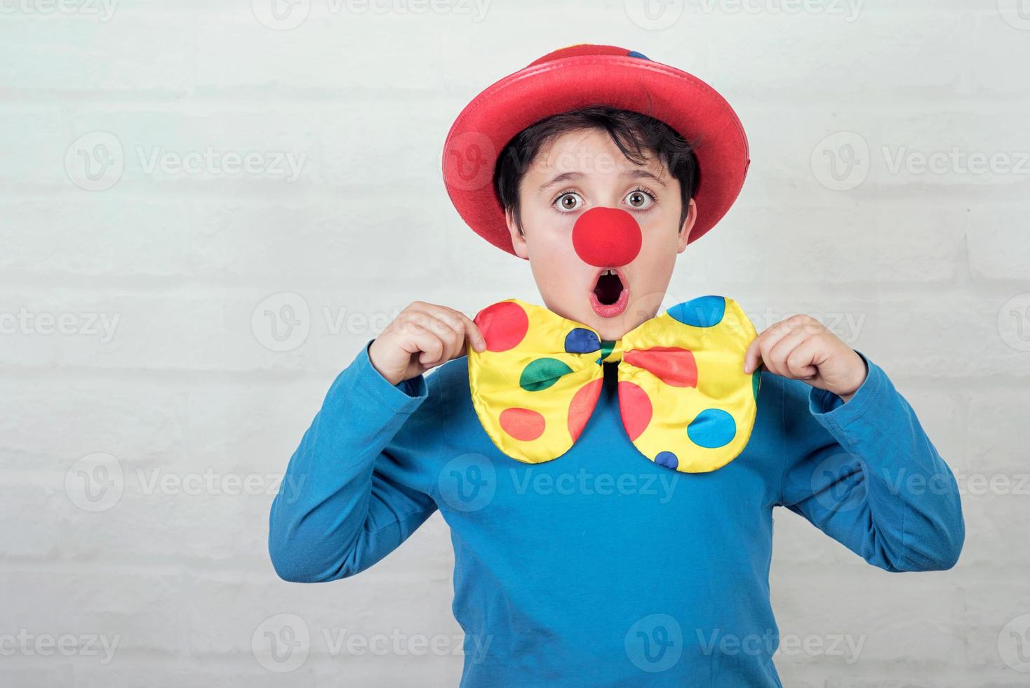 bambino con naso e cappello da clown foto