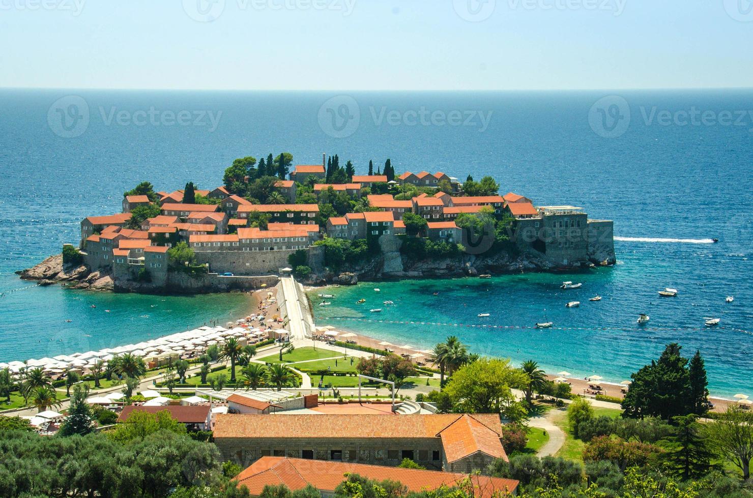 isola di santo stefano vicino a budva in una giornata di sole, montenegro foto