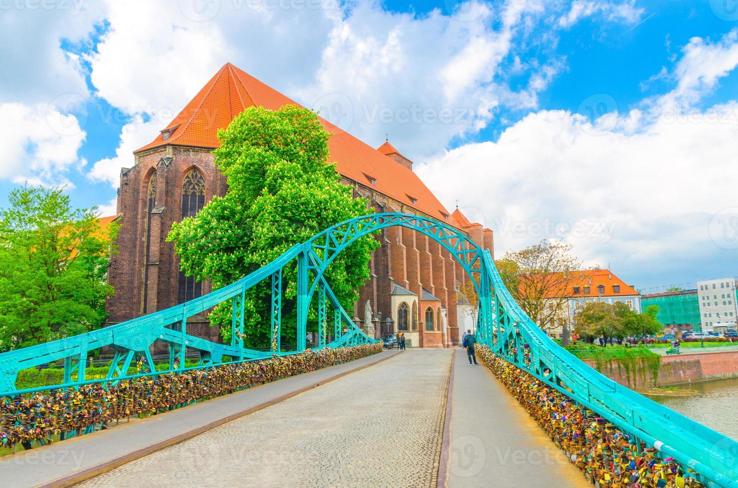 parrocchia cattolica romana chiesa di santa maria nmp sull'isola di sabbia wyspa piasek, vista attraverso l'arco del ponte tumski foto