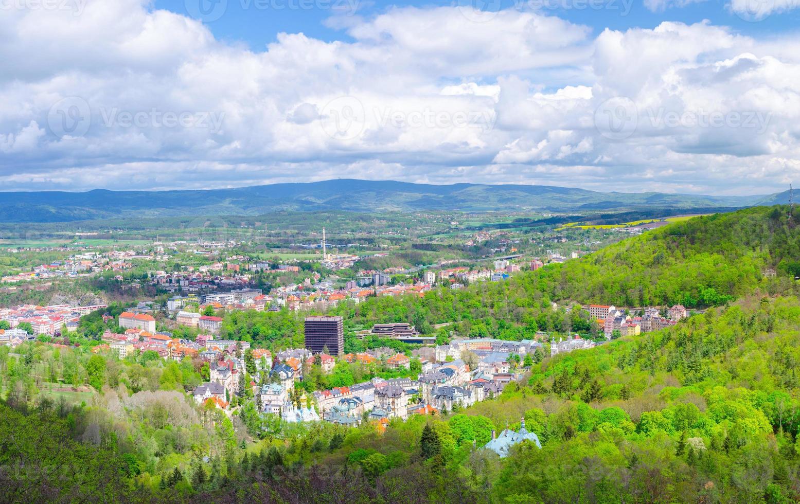 karlovy vary vista panoramica aerea della città foto