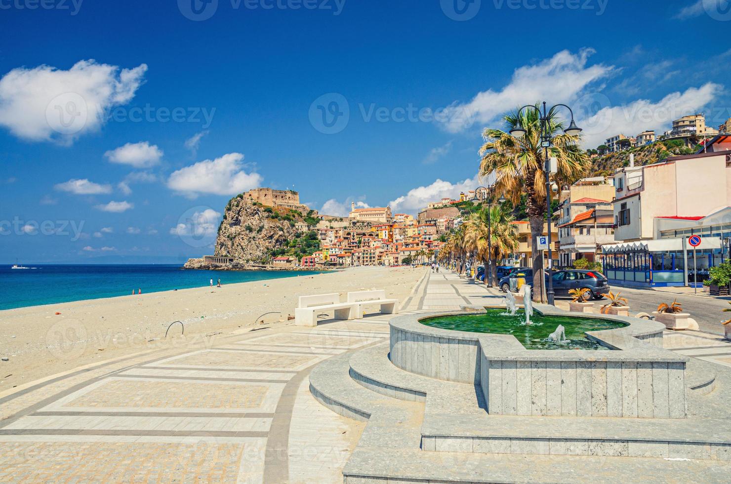 paesaggio urbano della città di scilla con il lungomare della costa tirrenica mediterranea foto