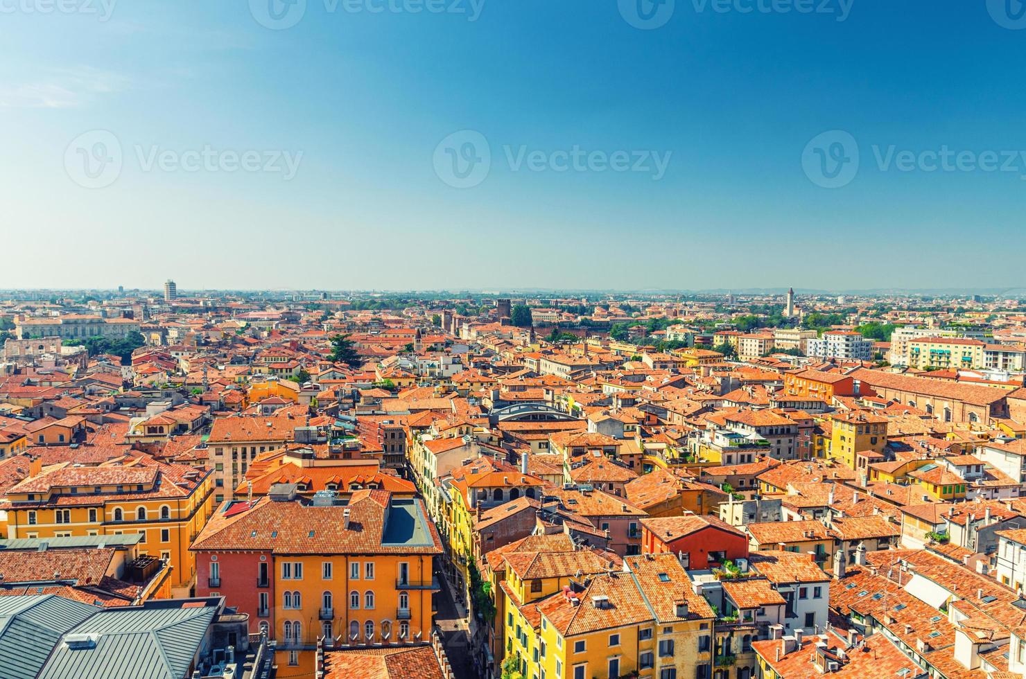 veduta aerea del centro storico di verona citta antica con tetti di tegole rosse foto