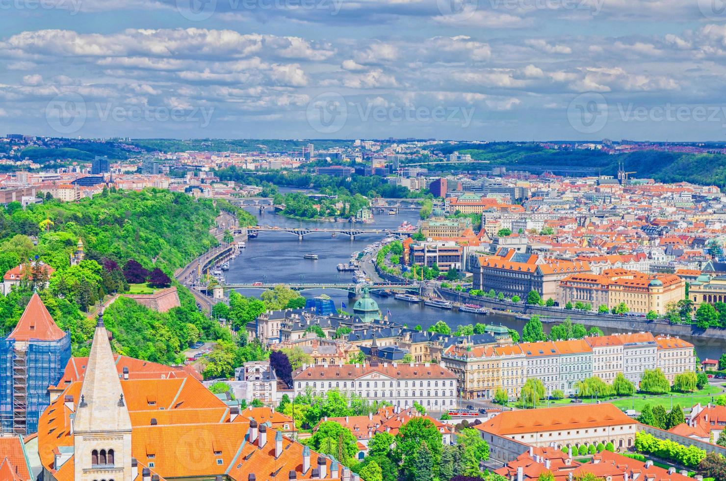 vista aerea dall'alto di praga con giardini verdi. ponti sul fiume Moldava foto