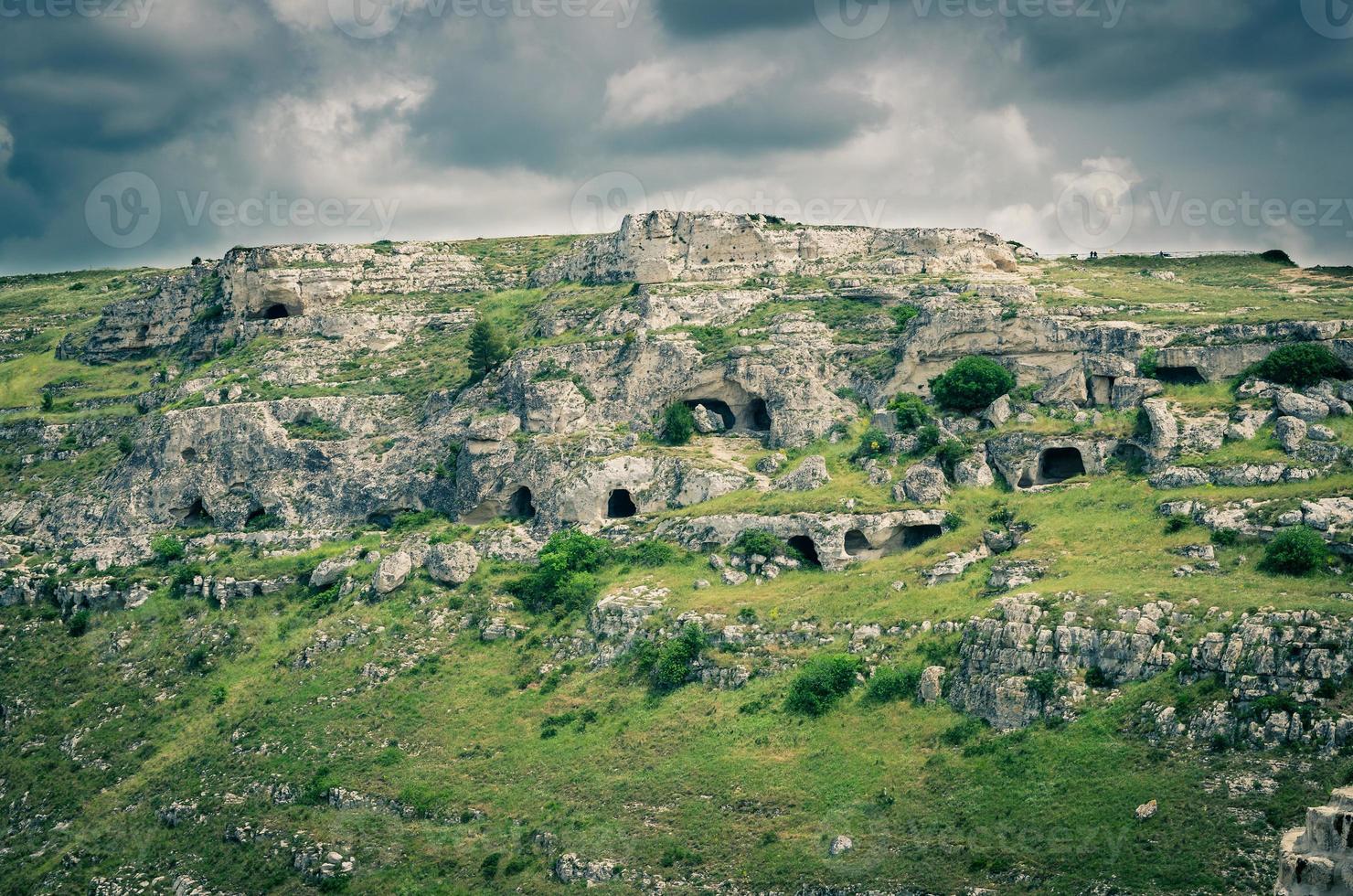 vista del canyon con rocce e grotte murgia timone, matera sassi, italia foto