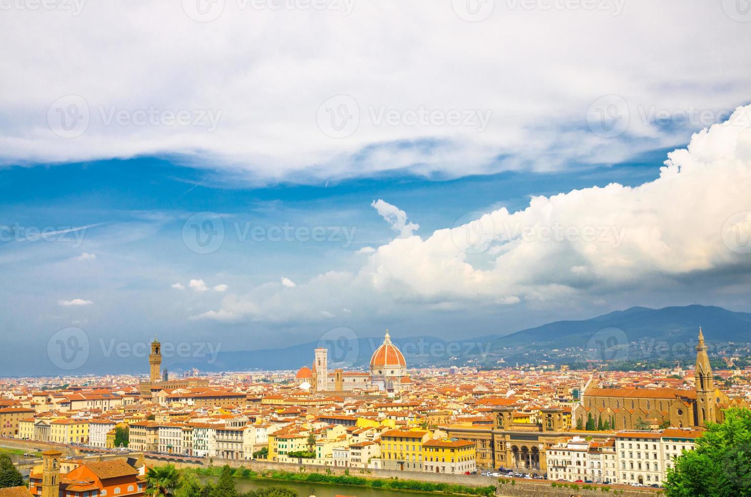vista panoramica aerea dall'alto della città di Firenze con il duomo cattedrale di santa maria del fiore foto