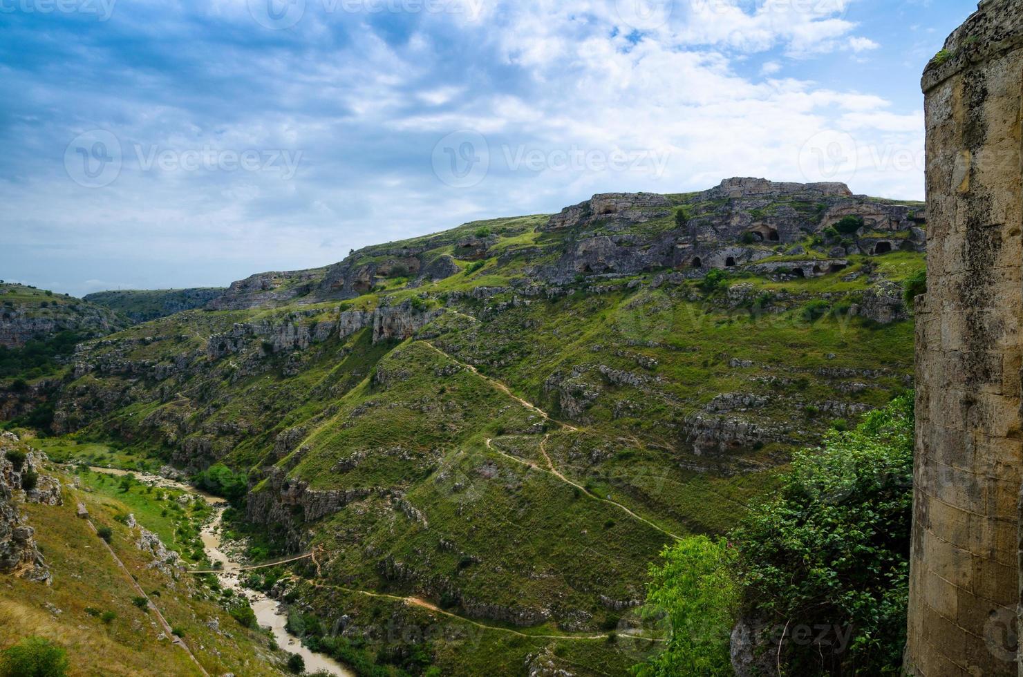 vista del canyon con rocce e grotte murgia timone, matera sassi, italia foto