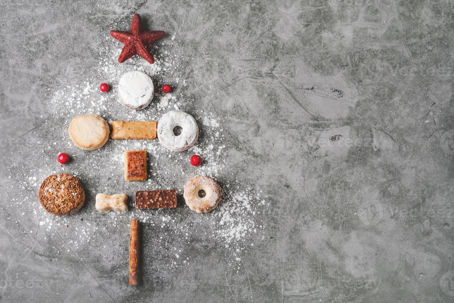 torroni, mantecados e polvorones con decorazioni natalizie. assortimento di dolci natalizi tipici in spagna a forma di albero di natale foto