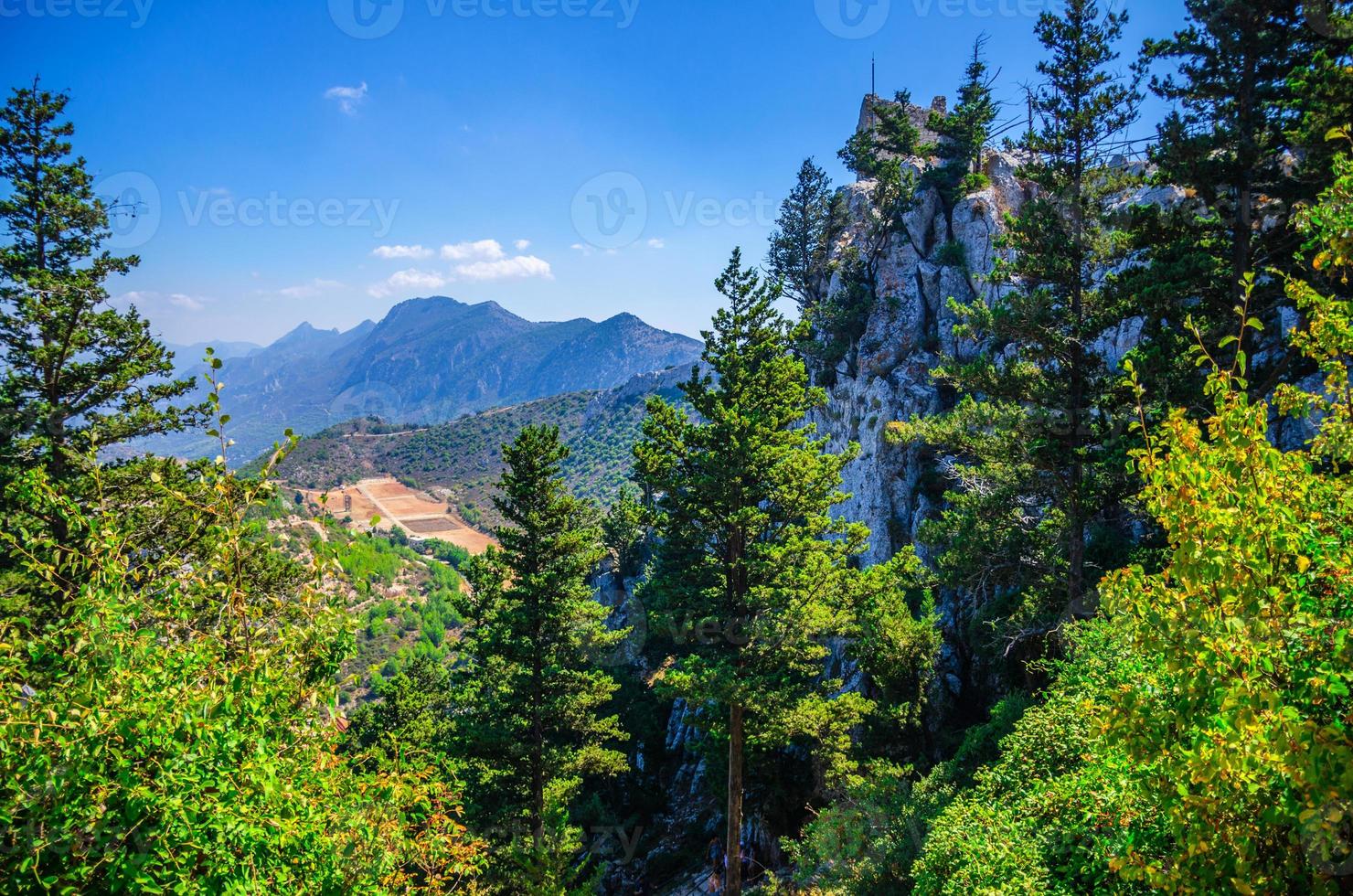 catena montuosa di kyrenia girne dal castello medievale di saint hilarion con alberi verdi e rocce, cielo blu foto