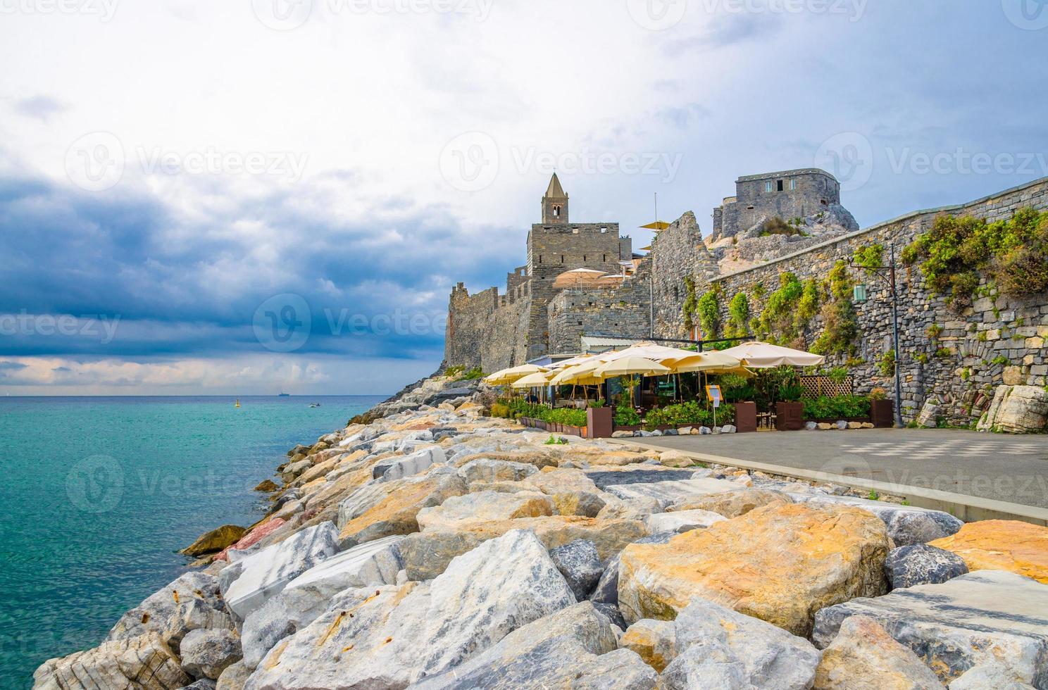 chiesa san pietro cattolica, parco naturale lord byron parque, antiche mura in pietra della città di portovenere foto