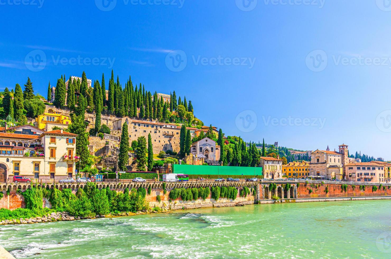 fiume adige nel centro storico di verona foto