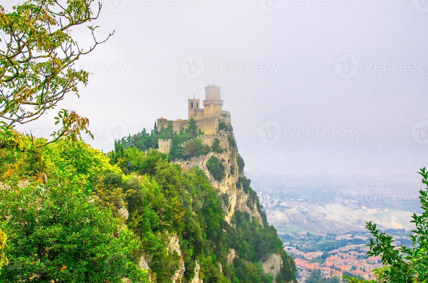 repubblica san marino prima torre guaita prima torre fortezza con mura in mattoni sul monte titano roccia di pietra foto