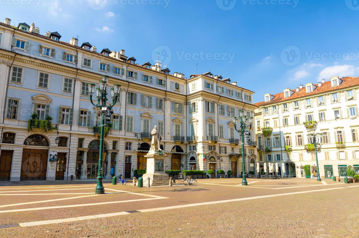 teatro carignano teatro, monumento vincenzo gioberti e lampioni su piazza carignano foto