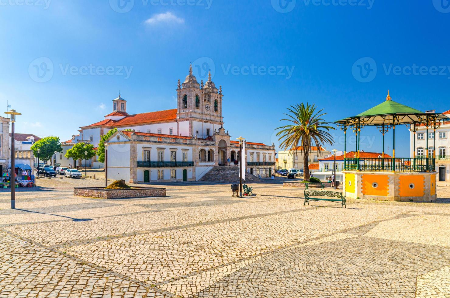 Santuario di Nostra Signora di nazare chiesa cattolica in piazza di ciottoli con palme nella collina di sitio da nazare town foto