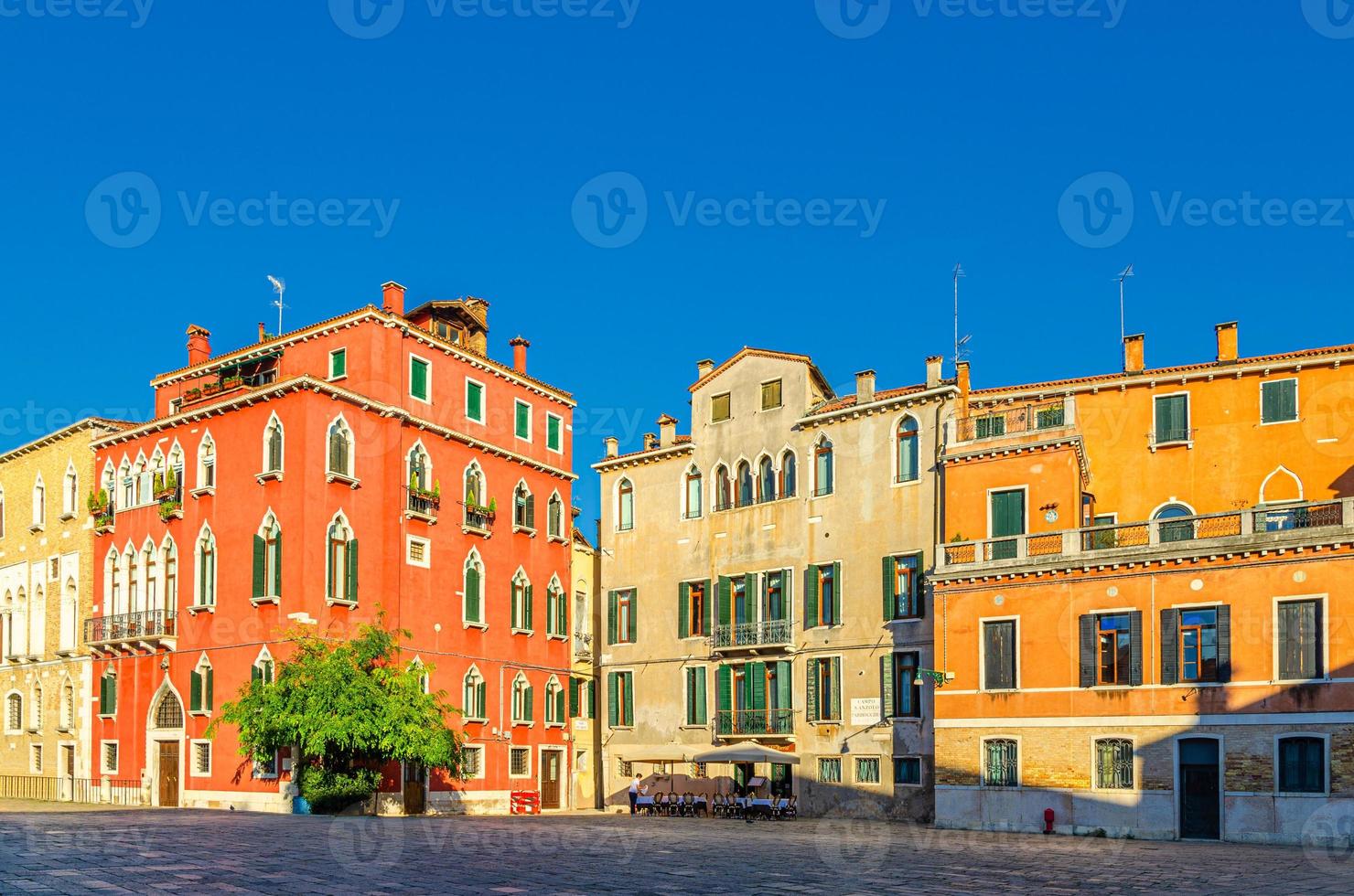 campo san anzolo piazza sant'angelo con i tipici edifici italiani dell'architettura veneziana a venezia foto