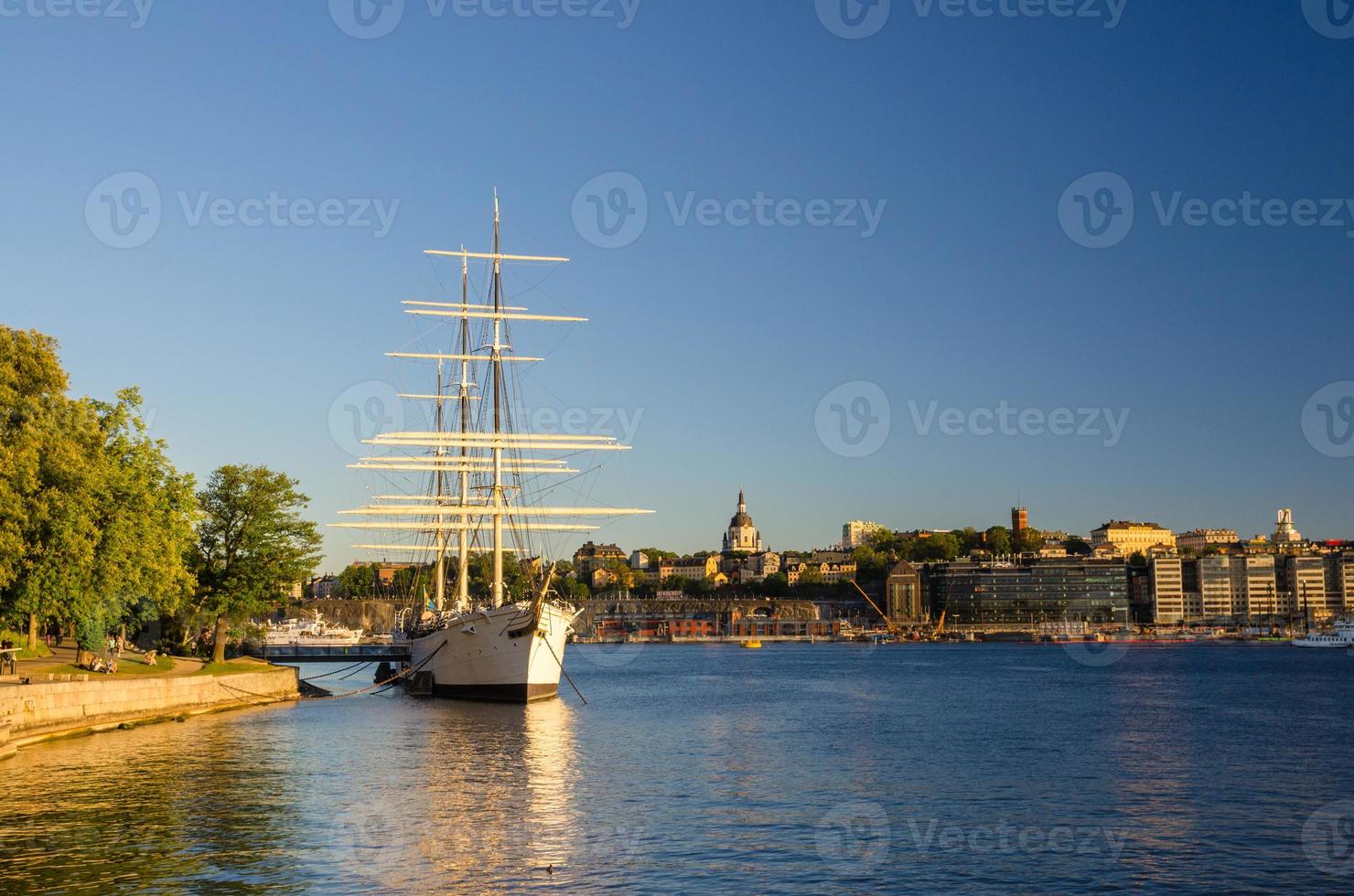 White Ship Hostel af Chapman ormeggiato sul lago Malaren, Stoccolma, Svezia foto