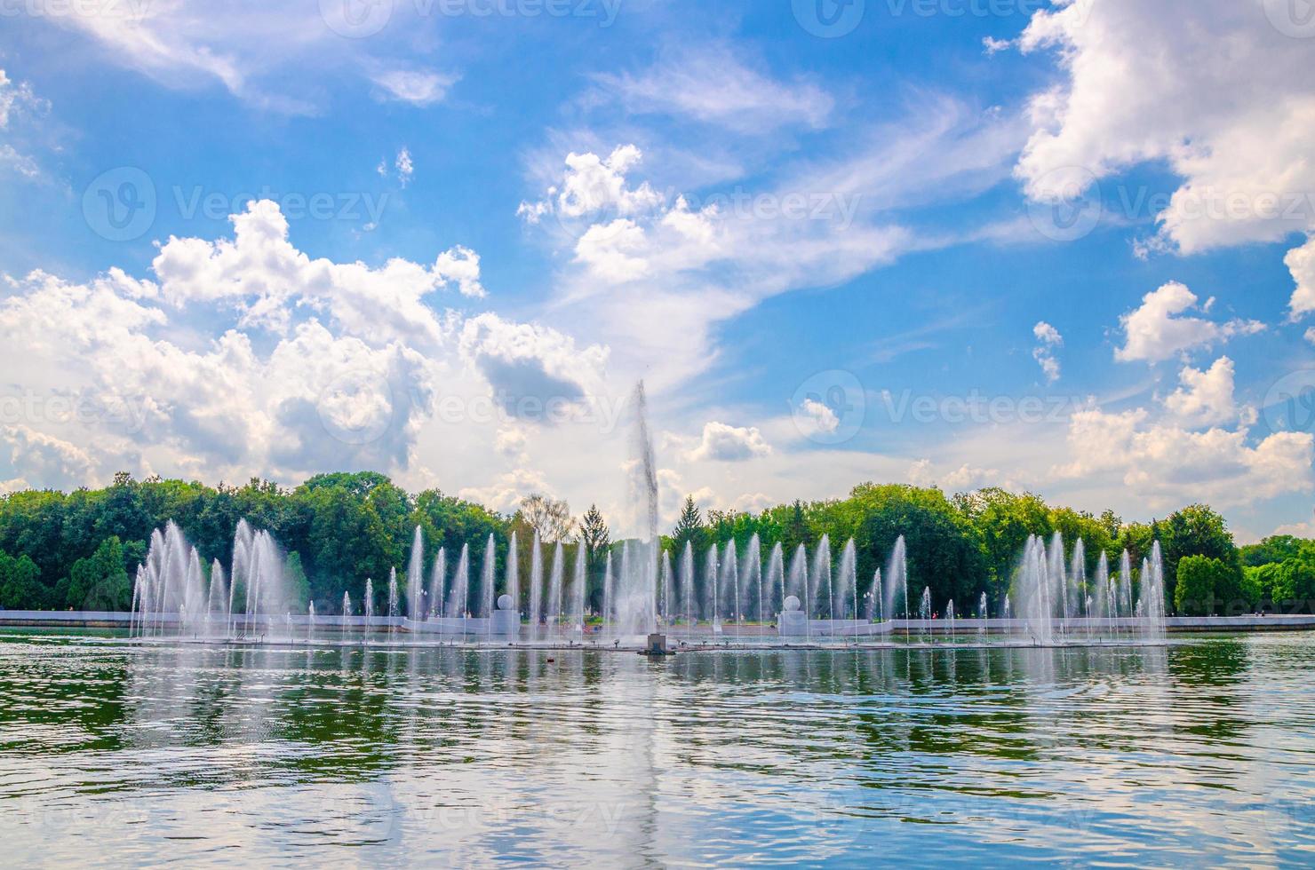 paesaggio urbano di minsk con fontana nel fiume svislach o svislac e parco janka kupala con alberi verdi foto