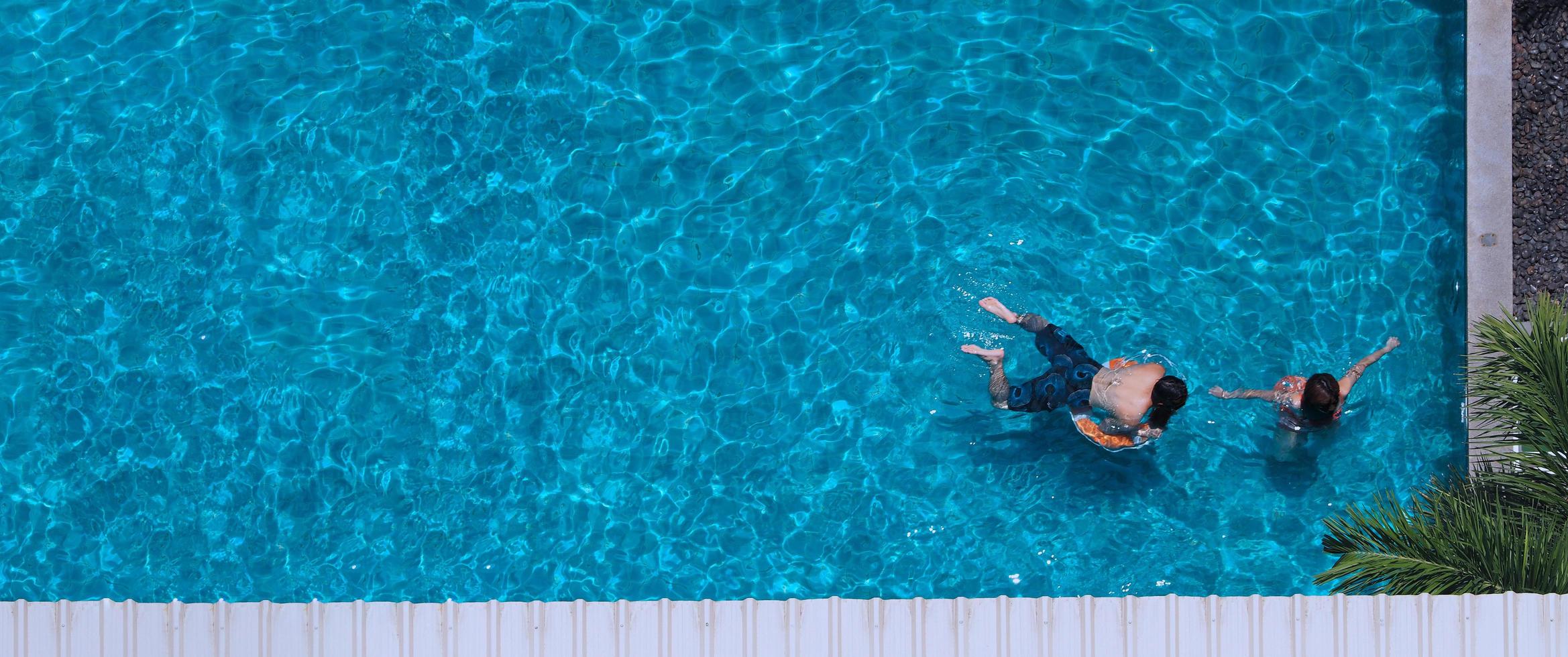 immagini di vista aerea della piscina in una giornata di sole. foto