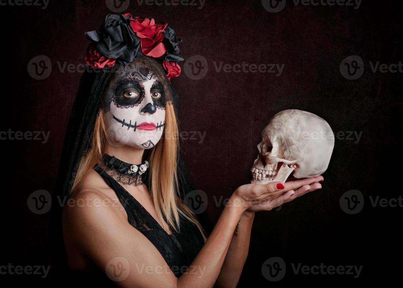 giovane donna ad halloween foto