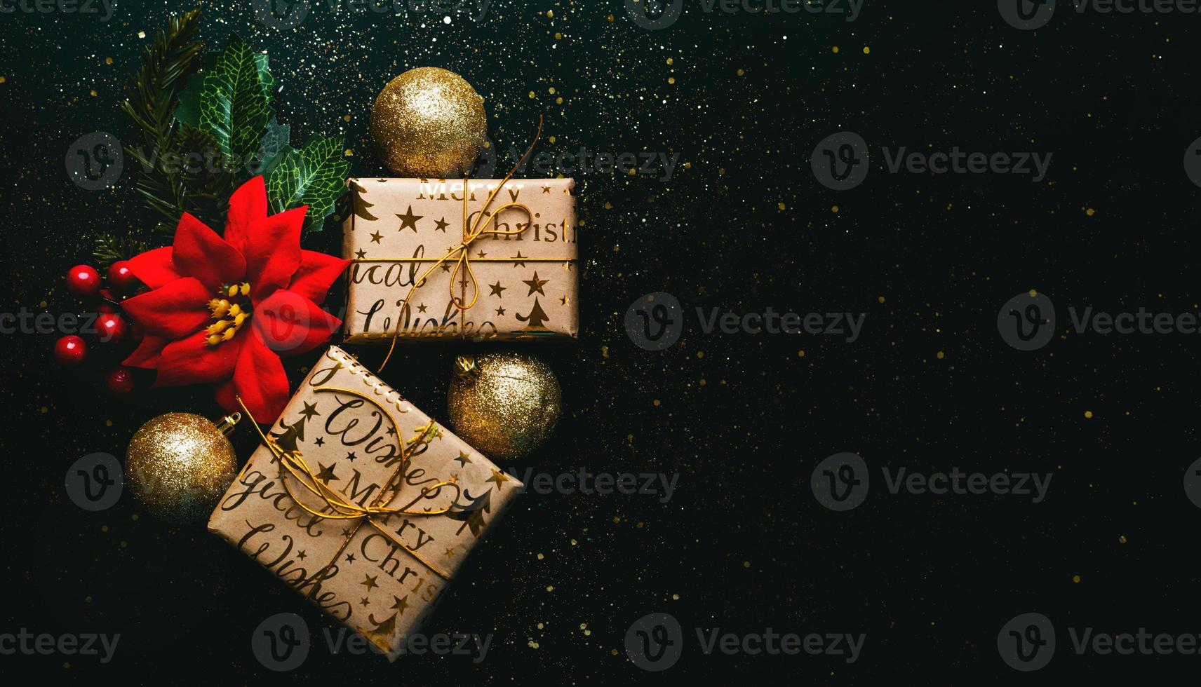 Buon Natale. vista dall'alto di ornamenti natalizi, regali di Natale e glitter scintillanti con spazio per il testo. sfondo di concetto di natale foto