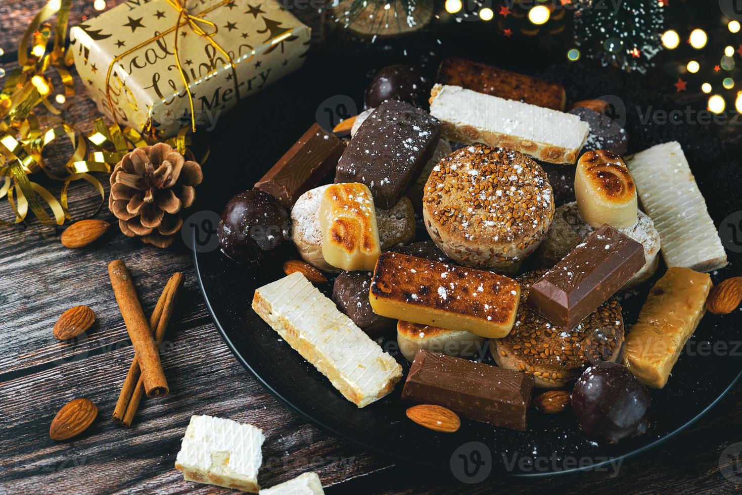 torrone dolce natalizio,mantecados e polvorones con addobbi natalizi. assortimento di dolci natalizi tipici in spagna foto