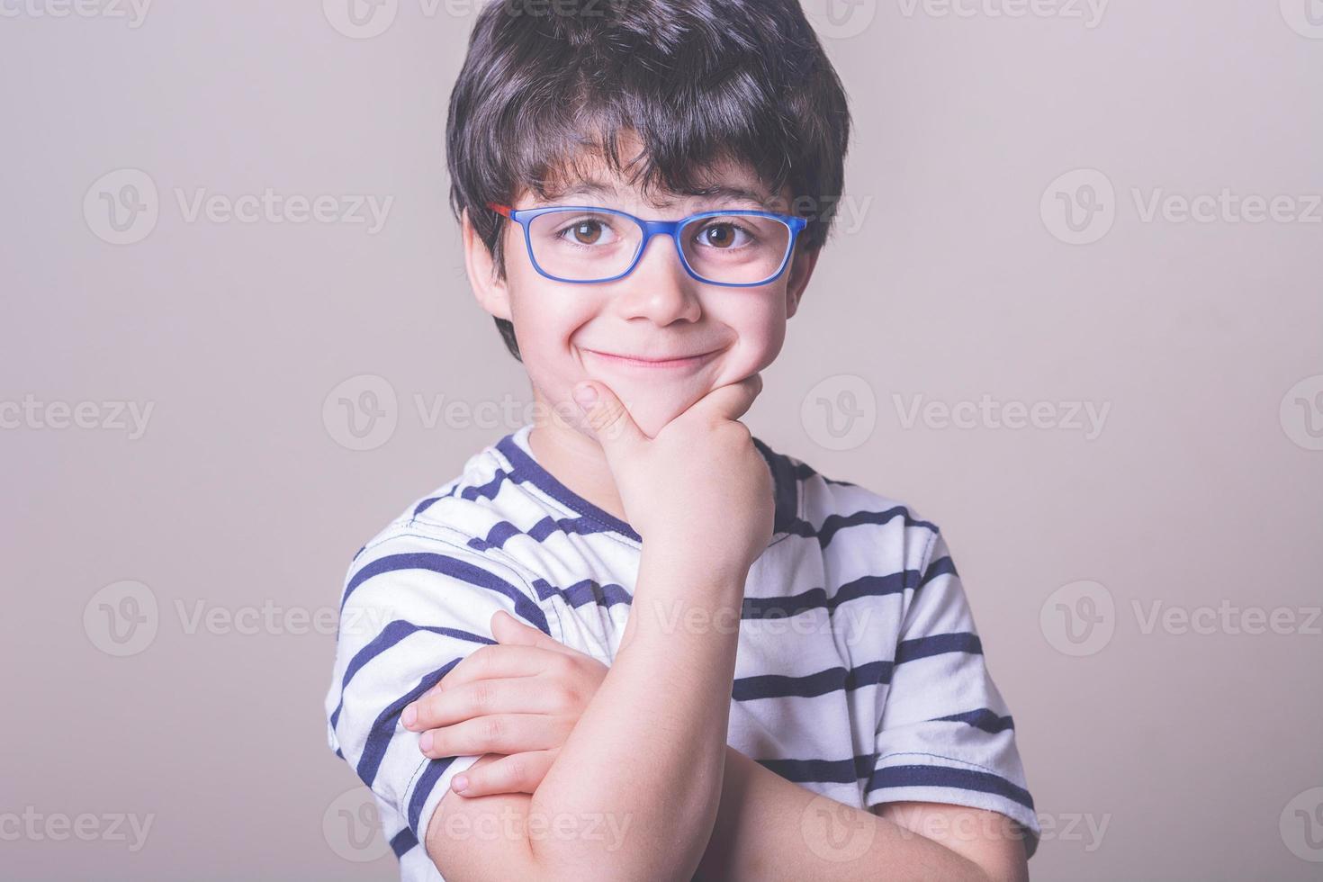 ragazzo sorridente con gli occhiali foto