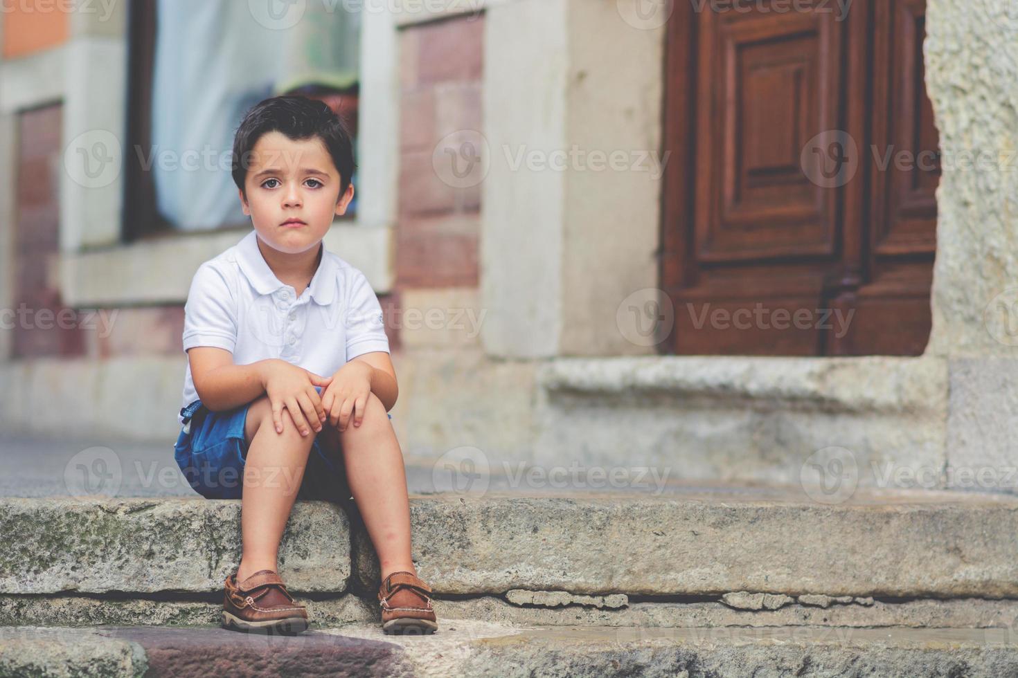 bambino triste all'aperto foto