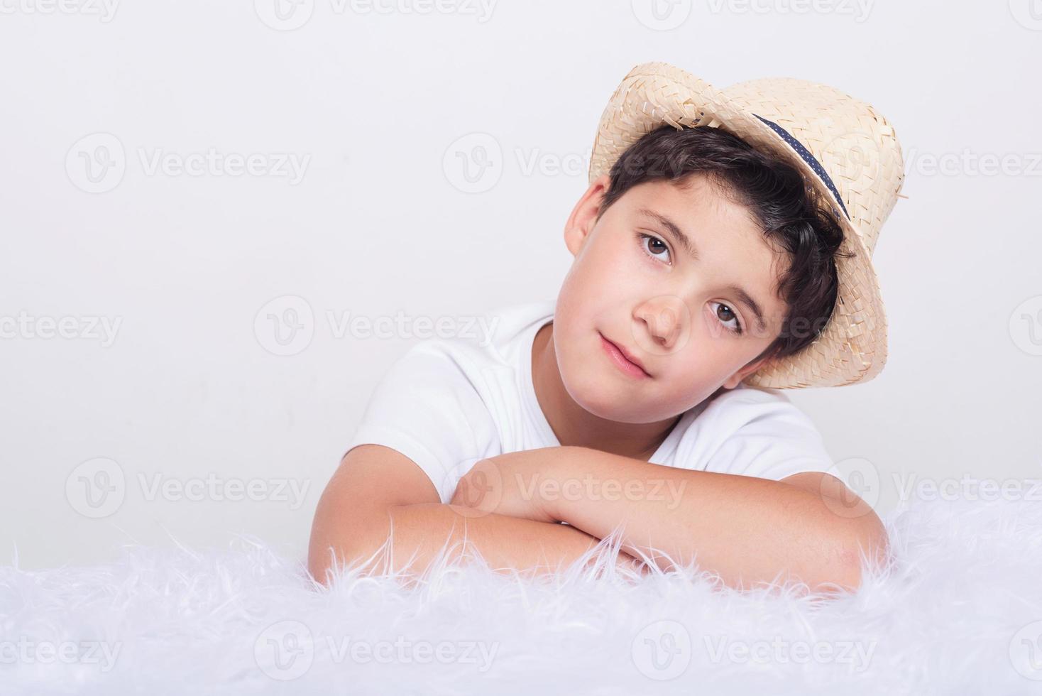bambino premuroso con cappello foto