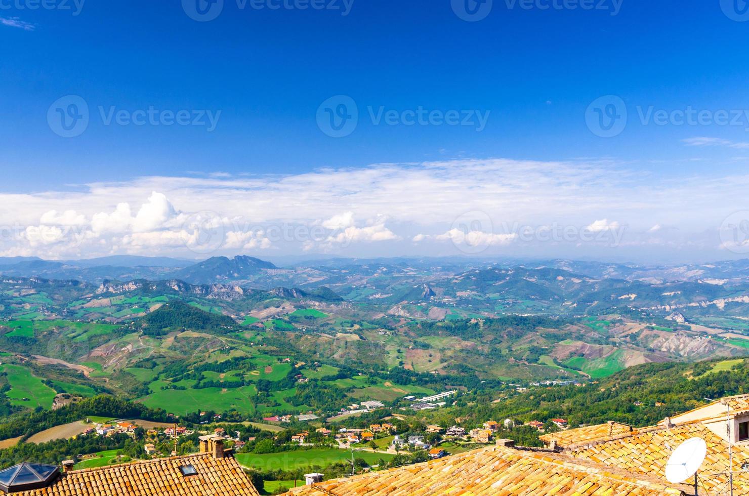 vista panoramica aerea del paesaggio con valli, verdi colline, campi e villaggi della repubblica san marino foto