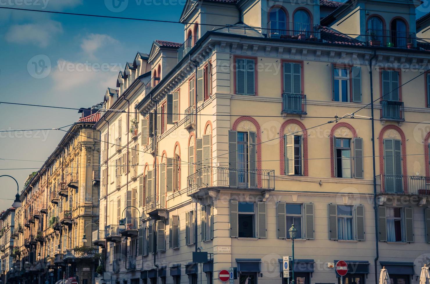 edifici in stile antico con balconi, finestre e persiane nel centro storico della città di torino foto