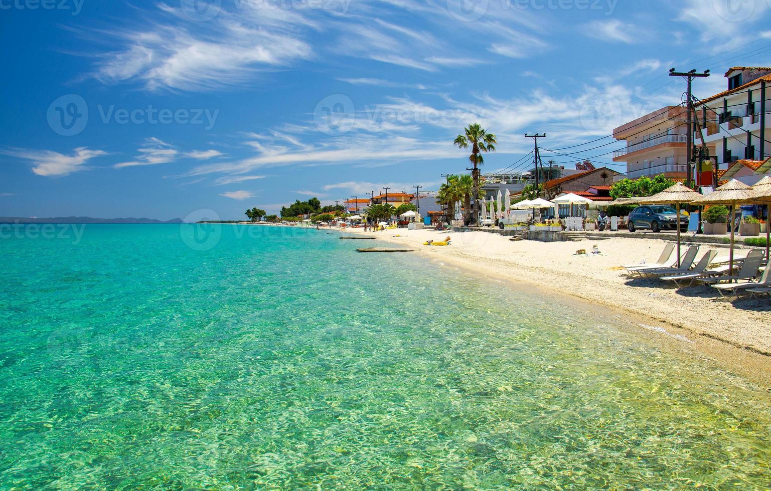 spiaggia sabbiosa con acqua blu paradiso, halkidiki, kassandra, grecia foto