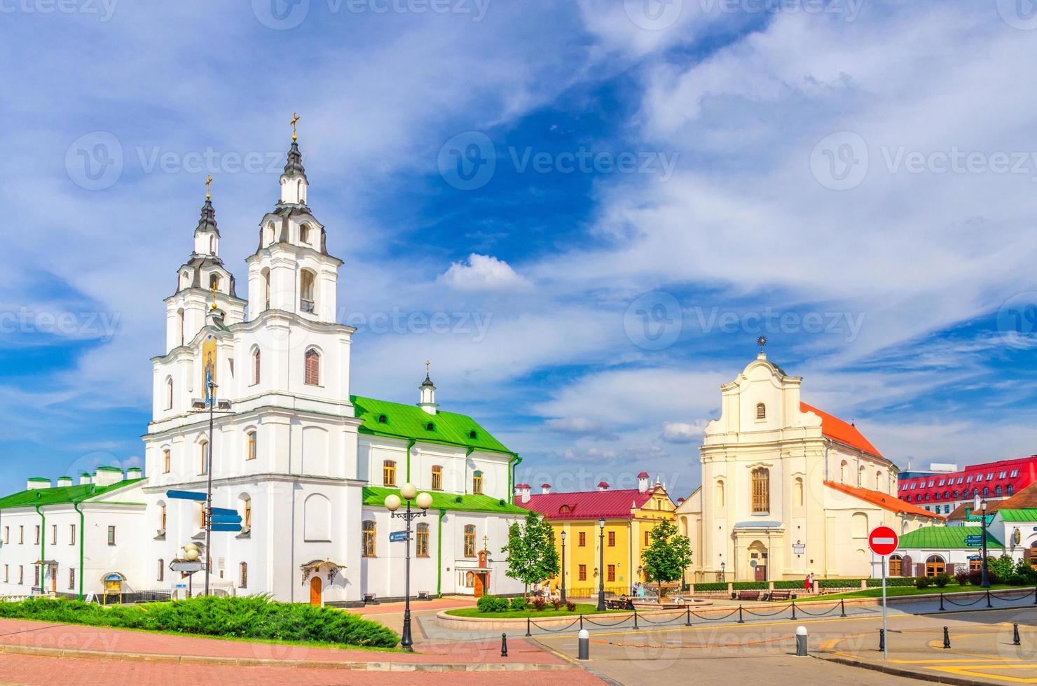 spirito santo cattedrale chiesa ortodossa edificio in stile barocco e prato verde nella città alta di minsk foto