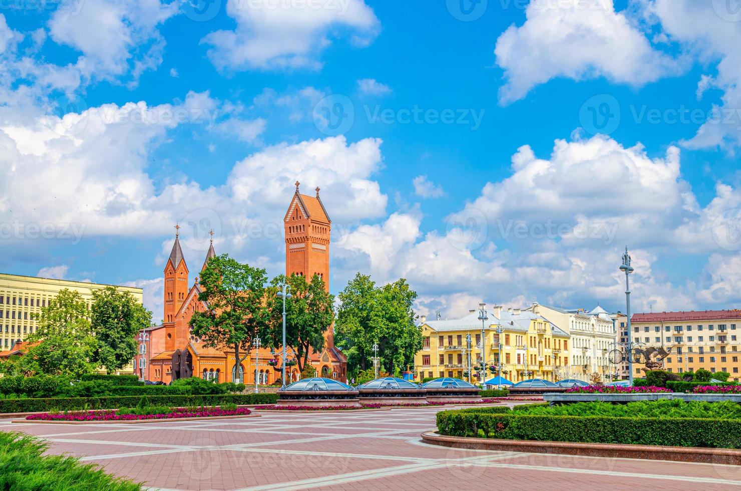 santi simon ed elena chiesa cattolica romana o chiesa rossa sulla piazza dell'indipendenza a minsk foto