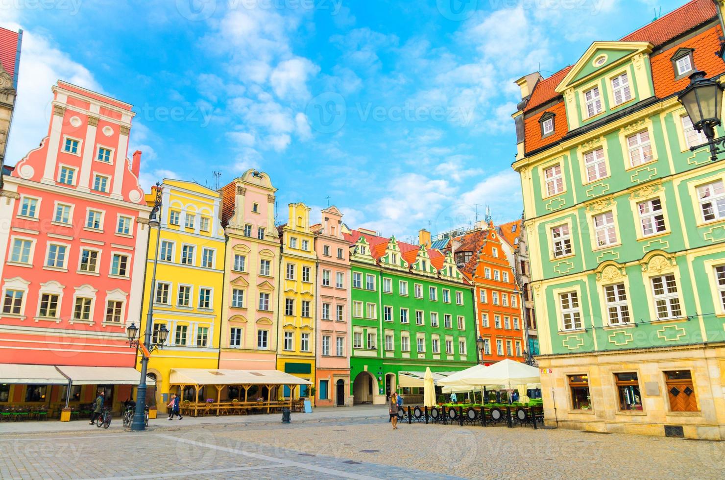 fila di edifici tradizionali colorati con facciate multicolori e lampione sulla piazza del mercato di Rynek in ciottoli foto