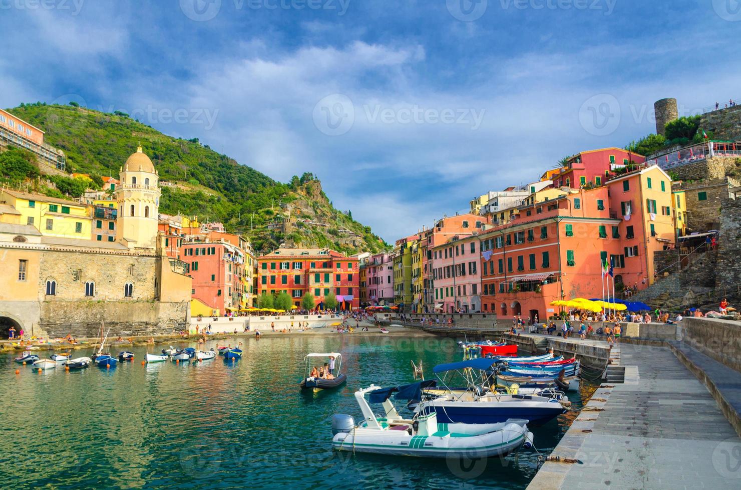 porto turistico con barche e yacht, lungomare, chiesa di santa margherita foto