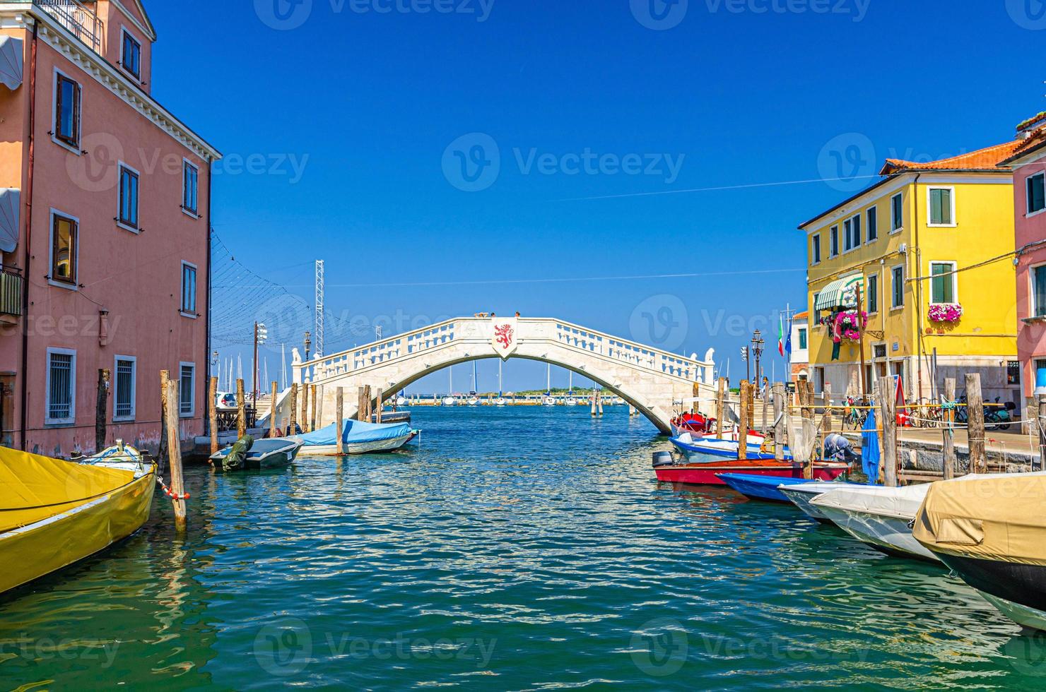 chioggia paesaggio urbano con canale d'acqua stretto vena foto