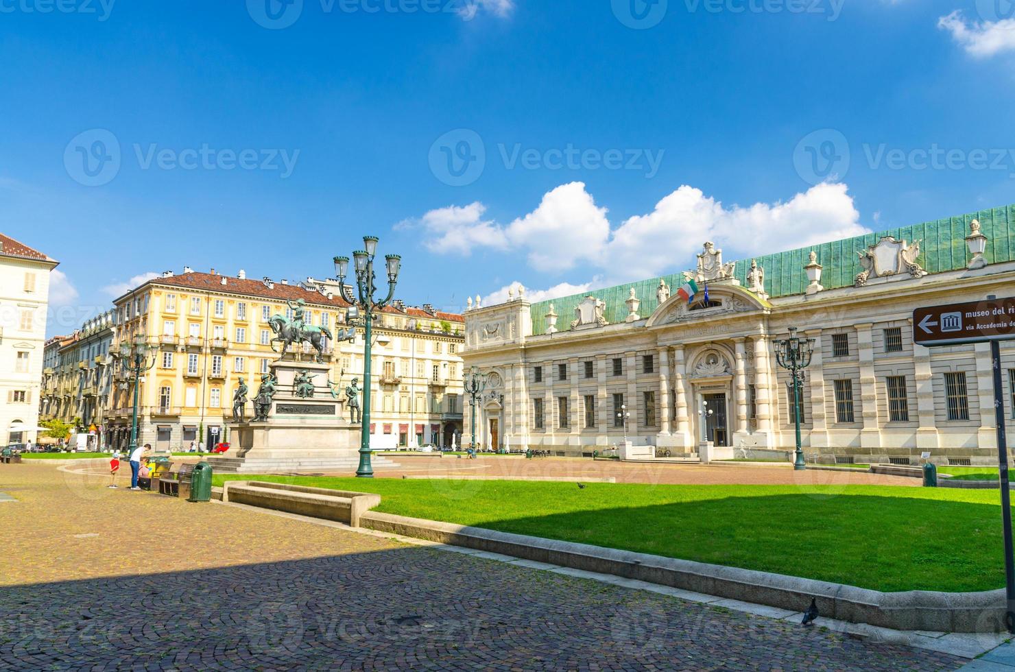 biblioteca nazionale biblioteca nazionale edificio in stile rococò su piazza carlo alberto piazza con prato verde foto