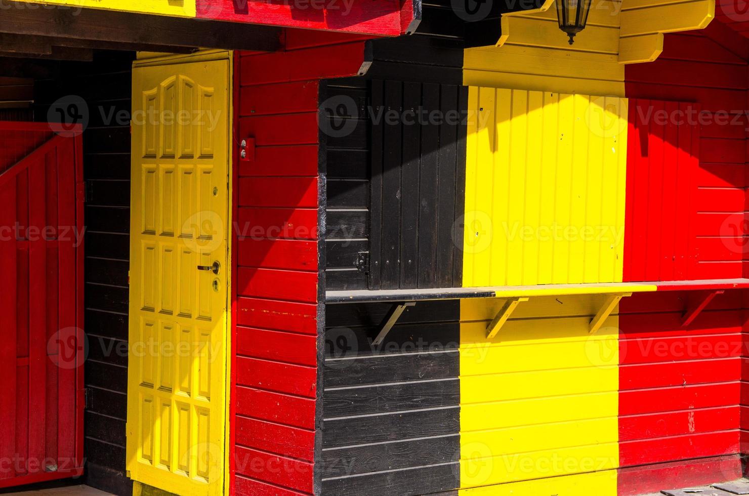 edificio in legno con i colori della bandiera del Belgio e della Germania foto