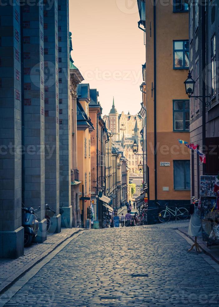 tipica strada stretta della svezia con ciottoli, stoccolma, svezia foto