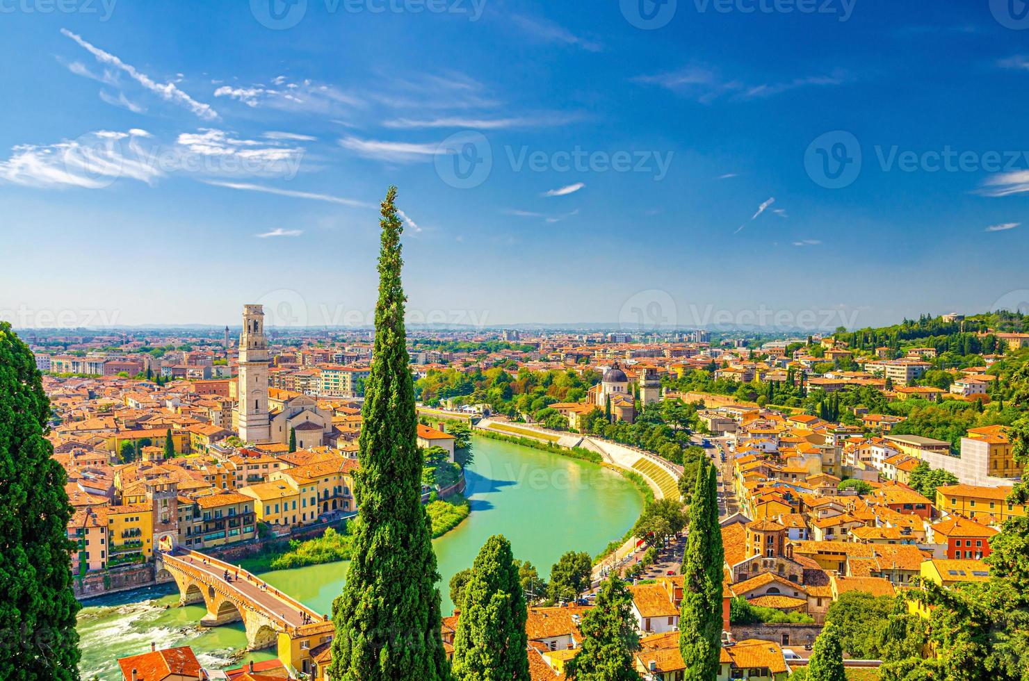 veduta aerea del centro storico di verona foto