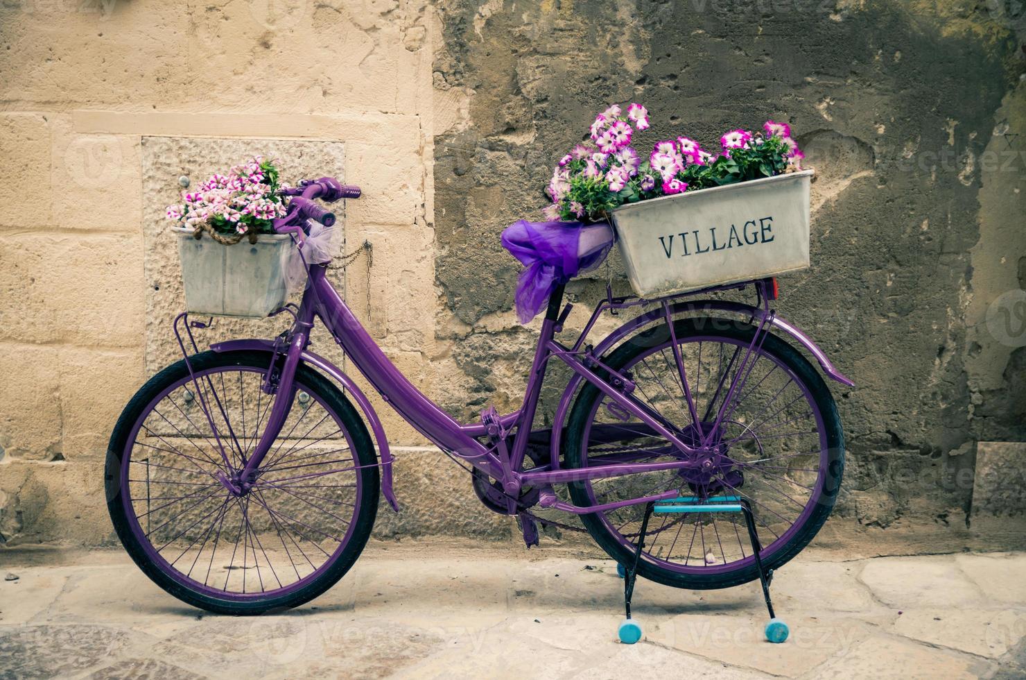 bicicletta vintage viola bici con scatola di fiori, italia foto