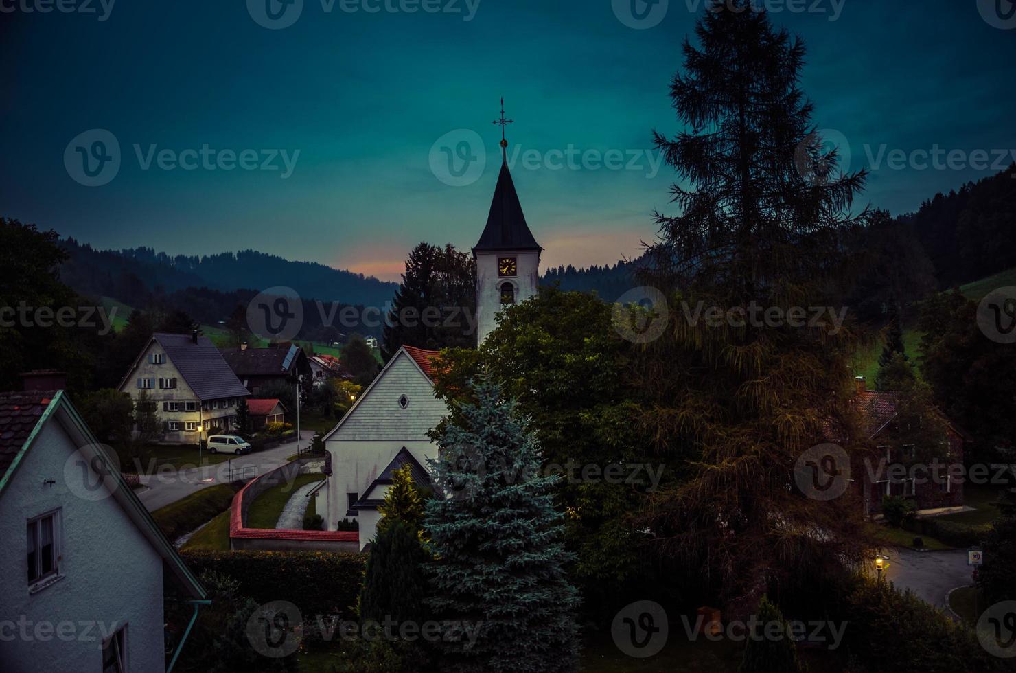 piccolo villaggio bolsternang con chiesa, Germania meridionale, al tramonto foto