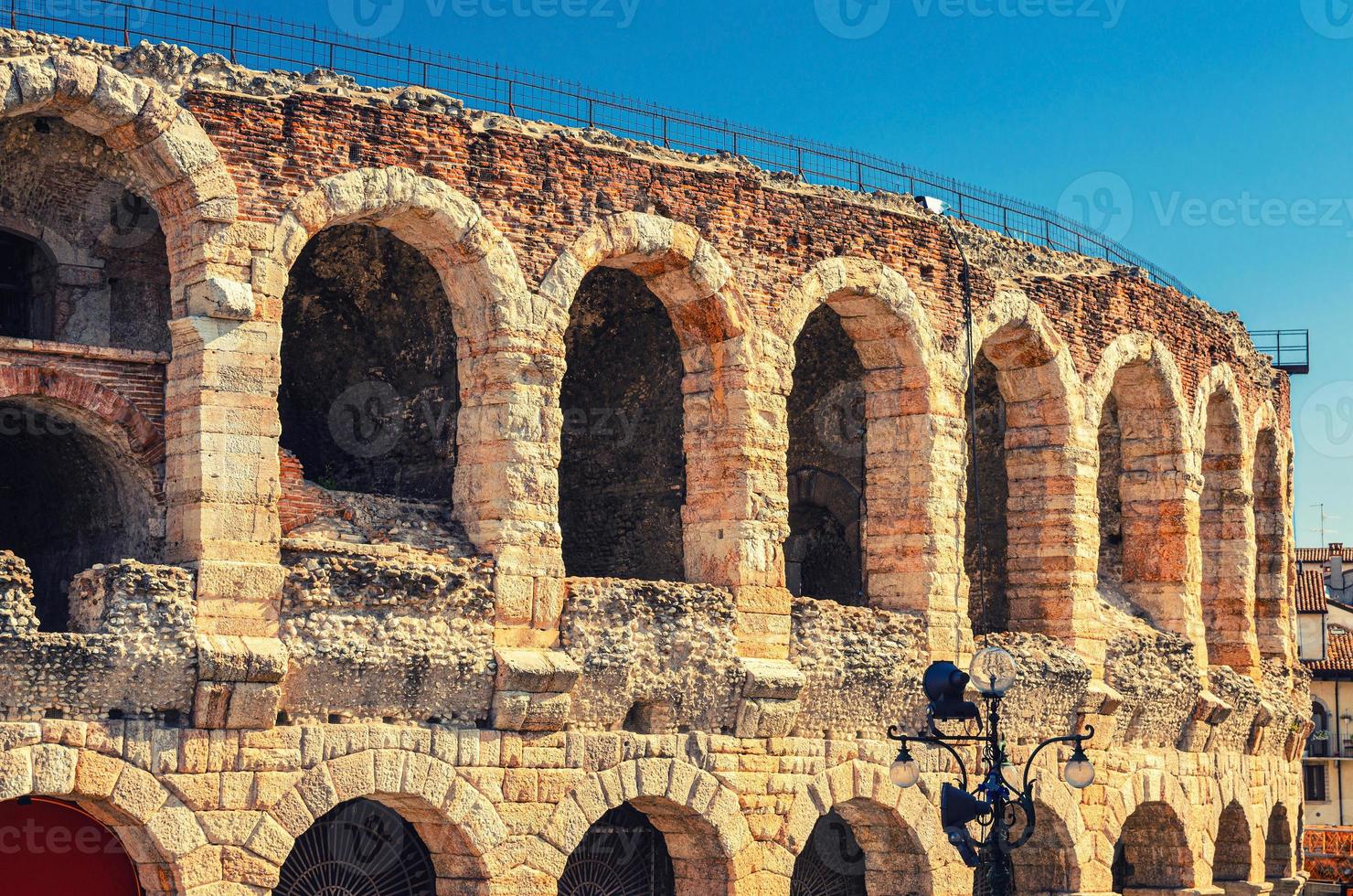 l'arena di verona mura in pietra calcarea con finestre ad arco in piazza bra foto