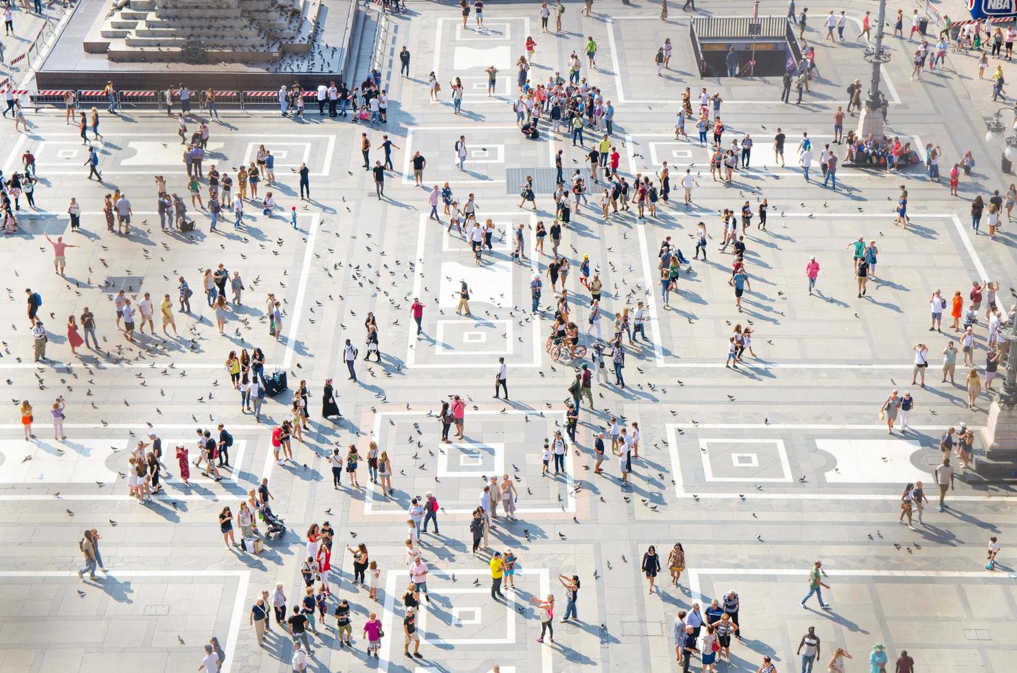 folla piccole figure di persone in piazza del duomo, milano, italia foto