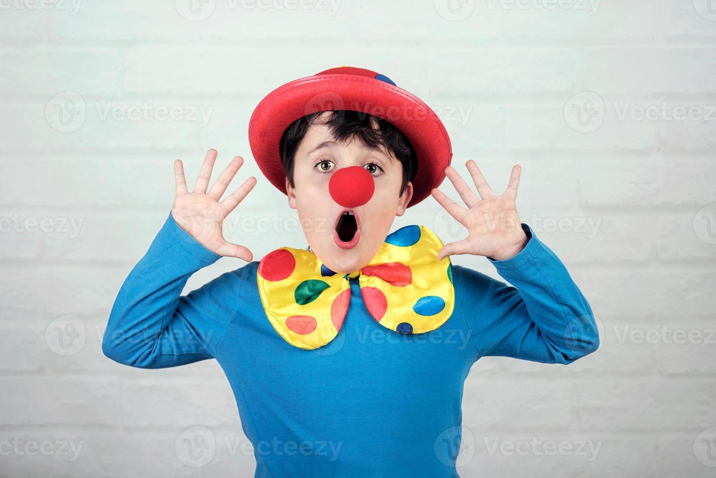 bambino con naso e cappello da clown foto